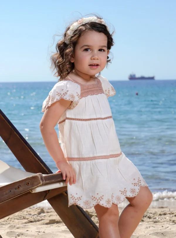 Φόρεμα με κεντημένες λεπτομέρειες